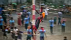 Seorang penganut Hindu berpakaian seperti Dewa tergantung dengan kaitan yang ditusuk di punggungnya saat festival Charak Puja di Dhaka, Bangladesh (14/4). (AP Photo / A.M. Ahad)