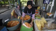 Pekerja menimbang keripik singkong rumahan di Kampung Kopi, Gunung Sindur, Bogor, Jawa Barat, Selasa (8/9/2020). Camilan yang dijual dengan harga Rp 8 ribu hingga Rp 50 ribu tergantung rasa tersebut banyak diminati warga di masa pandemi. (merdeka.com/Dwi Narwoko)