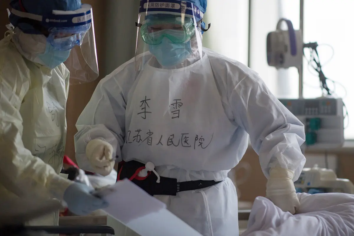 Petugas Medis Tangani Pasien Virus Corona di Ruang ICU RS Wuhan
