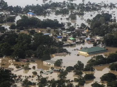 Pandangan udara memperlihatkan kondisi banjir yang merendam kawasan Kalay, Sagaing, Myanmar, Minggu (2/8/2015). Setidaknya 21 orang tewas akibat banjir yang melanda empat wilayah di Myanmar. (REUTERS/Soe Zeya Tun)