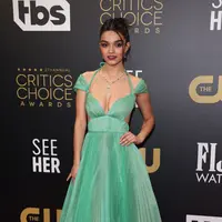 Rachel Zegler mengenakan gaun pesta berlipit warna hijau bersinar dari Dior Haute Couture rancangan Maria Grazia Chiuri untuk Annual Critics Choice Awards ke-27(Foto: Dior)