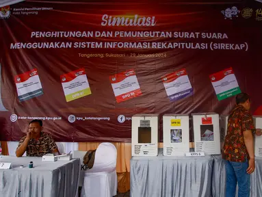 Sejumlah warga mengikuti simulasi pelaksanaan pemungutan suara Pemilu 2024 di TPS 16 Sukarasa, Tangerang, Banten, Senin (29/1/2024). (merdeka.com/Arie Basuki)