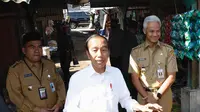 Gubernur Jawa Tengah Ganjar Pranowo mendampingi Presiden Joko Widodo (Jokowi) saat blusukan di Pasar Menden, Kecamatan Kradenan, Kabupaten Blora, Jumat (10/3/2023). (Ist)