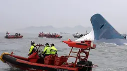 [FOTO] Korban Kapal Feri Tenggelam di Korea Selatan Dievakuasi