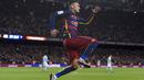 Pemain Barcelona, Neymar  merayakan golnya ke gawang Celta Vigo pada pekan ke-24 La Liga Spanyol di Stadion Camp Nou, Barcelona. (AFP / Josep Lago)