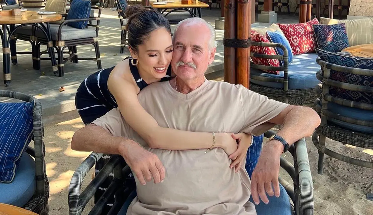 Artis yang dikenal sejak membintangi sinetron 'Cinderella' ini tampak memeluk sang ayah dari belakang. Di usianya yang tak lagi muda, Michael Kiehl masih tampak bugar. Selama ini, sosok ayah Cinta Laura memang terbilang jauh dari sorotan. Tak seperti sang ibunda, Herdiana, yang sering terlihat mendampingi Cinta di berbagai acara. (Liputan6.com/IG/@claurakiehl)