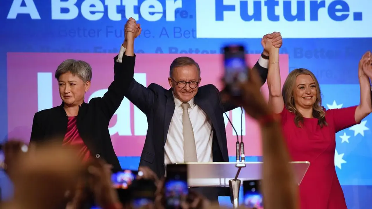 Pemimpin Partai Buruh Anthony Albanese, tengah, merayakan kemenangan Partai Buruh di Sydney, Australia, Minggu, 22 Mei 2022, setelah Perdana Menteri Scott Morrison mengakui kekalahan untuk Albania dalam pemilihan federal. (AP/Rick Rycroft)