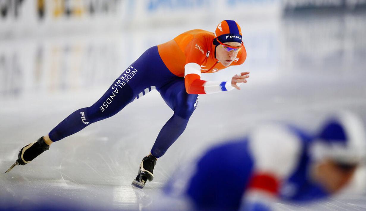Atlet asal Belanda, Ireen Wust, saat beraksi pada nomor 1000 m putri di Kejuaraan Dunia Speed Skating di Thialf ice arena, Heerenveen, Belanda, Minggu (24/1/2021). (AP/Peter Dejong)