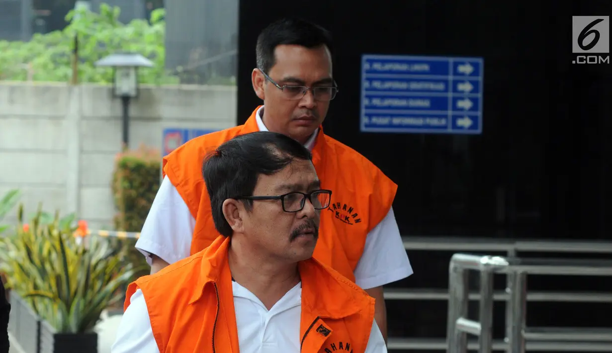 Bupati Labuhanbatu nonaktif Pangonal Harahap (depan) dan pihak swasta Ali Murtopo tiba di gedung KPK, Jakarta, Senin (11/12). Pangonal diperiksa terkait dugaan menerima suap proyek di lingkungan Pemda Labuhanbatu. (Merdeka.com/Dwi Narwoko)