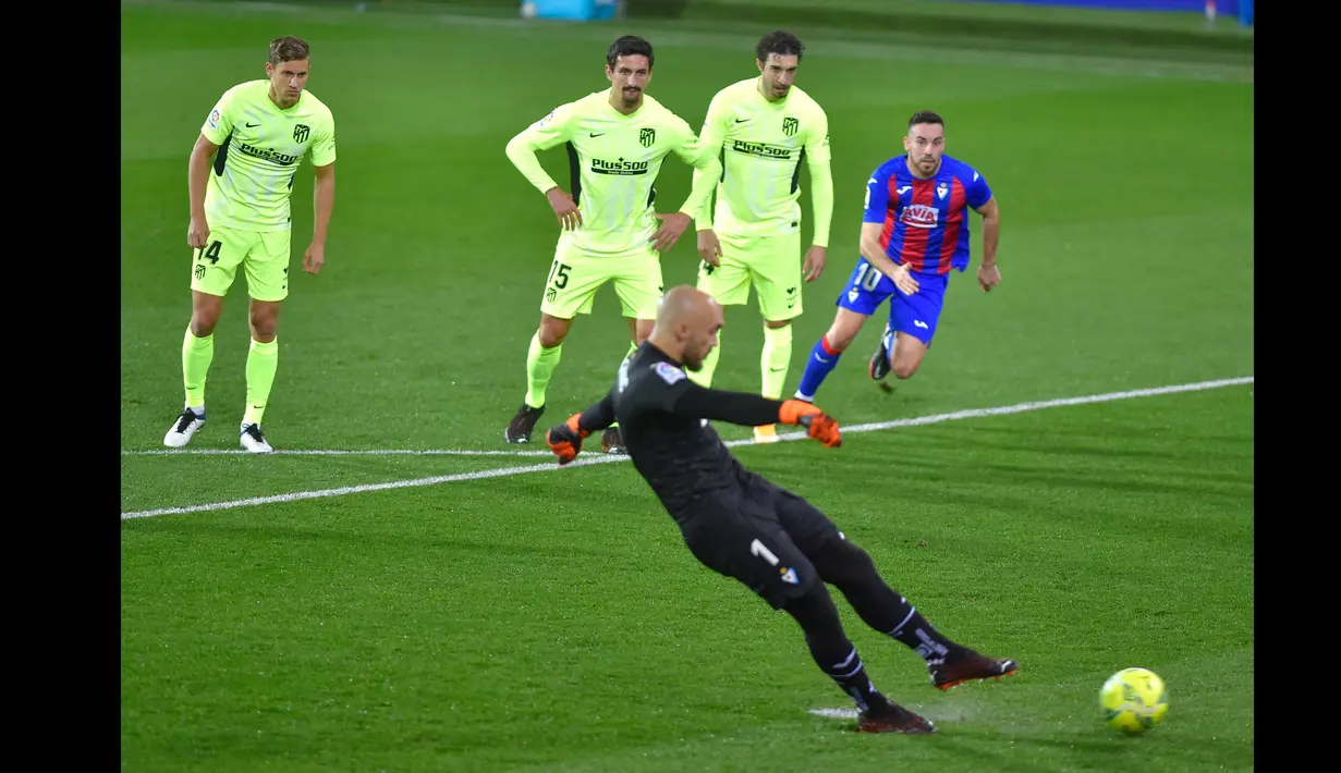 Penjaga gawang Eibar, Marko Dmitrovic melakukan tendangan penalti ke gawang Atletico Madrid pada laga pekan ke-19 La Liga di Estadio Municipal de Ipurua, Jumat (23/1/2021). Atletico Madrid meraih kemenangan 2-1 atas Eibar. (Foto: AFP/Ander Gillenea)