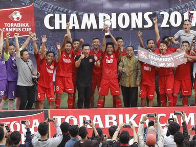Pemain Universitas Muhammadiyah Malang (UMM) melakukan selebrasi di atas podium usai menjuarai Torabika Campus Cup 2017 di Stadion UM, Malang, Kamis, (02/11/2017). UMM menang 2-0 atas UM. (Bola.com/M Iqbal Ichsan)