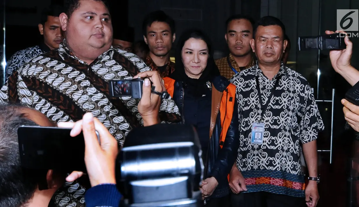 Bupati Kutai Kartanegara, Rita Widyasari (tengah) usai diperiksa di Gedung KPK, Jakarta, Jumat (6/10). Rita ditahan terkait sangkaan tindak pidana korupsi suap dan penerimaan gratifikasi Kab Kutai Kartanegara. (Liputan6.com/Helmi Fithriansyah)