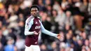 Pemain Aston Villa, Jaden Philogene, berjalan meninggalkan lapangan setelah mendapat kartu merah saat melawan Fulham pada laga pekan kedelapan Premier League 2024/2025 di Stadion Craven Cottage, Sabtu, (19/10/2024). (John Walton/PA via AP)