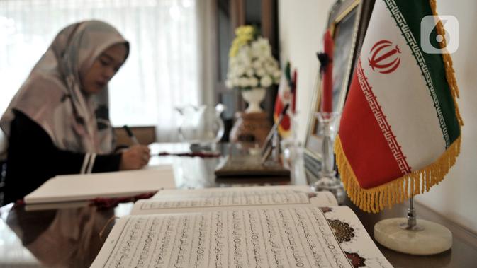 Warga menuliskan memo belasungkawa atas wafatnya Panglima Garda Revolusi Iran Jenderal Qasem Soleimani di Kedutaan Besar Iran, Jakarta, Selasa (7/1/2020). Jenderal Qasem Soleimani tewas diserang pesawat nirawak Amerika Serikat pada Jumat (3/1) kemarin.  (merdeka.com/Iqbal S. Nugroho)