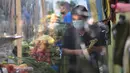 Pelanggan membeli sayuran di sebuah kios dengan sekat tirai pelindung plastik di pasar La Asuncion di Villa Nueva, Guatemala City pada 20 Juli 2020. Kios di pasar itu menggunakan tirai pelindung plastik untuk menjaga jarak fisik guna mengurangi resiko penyebaran virus Corona. (Johan ORDONEZ/AFP)