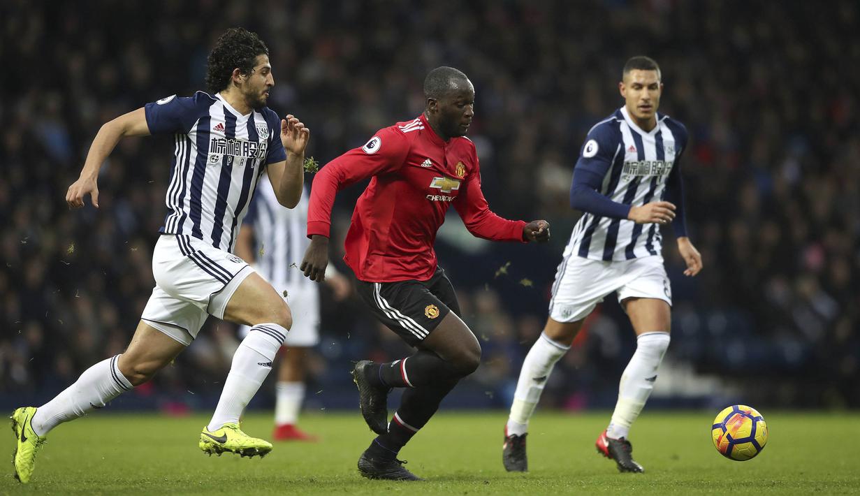 Striker Manchester United (MU), Romelu Lukaku, berusaha melewati bek West Bromwich Albion (WBA), Ahmed Hegazi, pada laga Premier League di Stadion The Hawthorns, Minggu (17/12/2017). MU menang 2-1 atas WBA. (AP/Nick Potts)