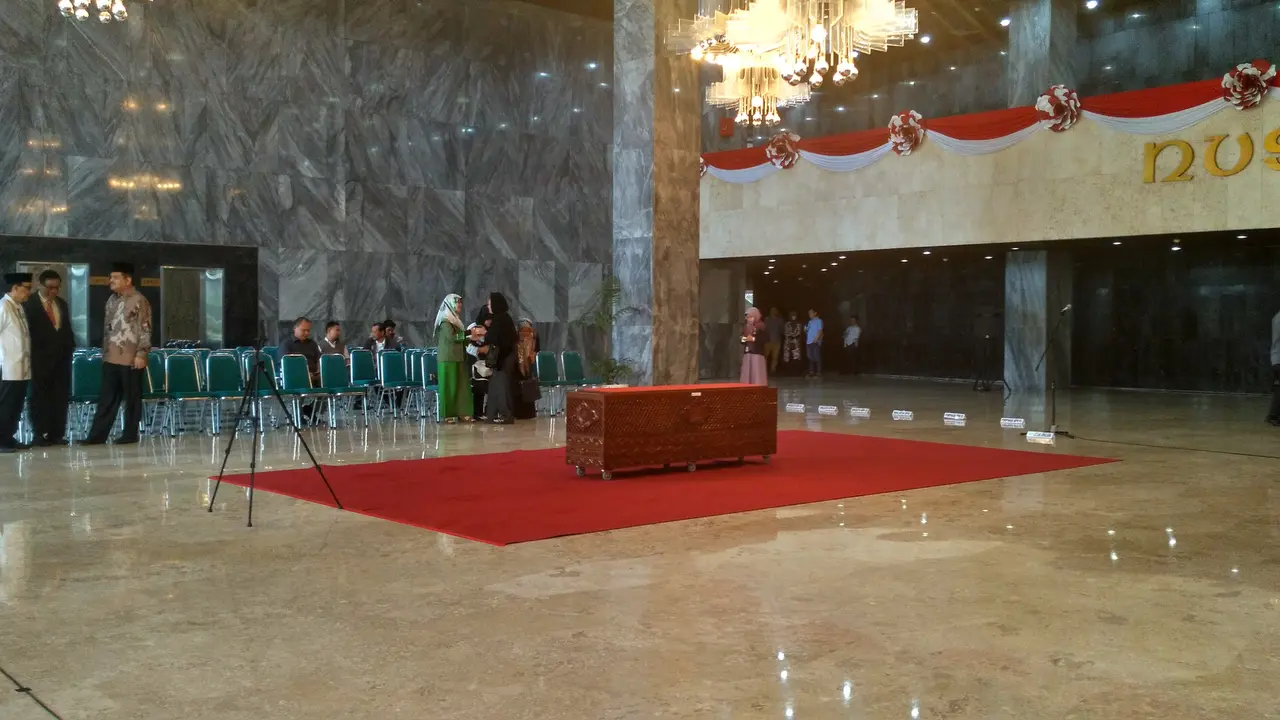 Kesibukan di Gedung DPR Sambut Jenazah AM Fatwa