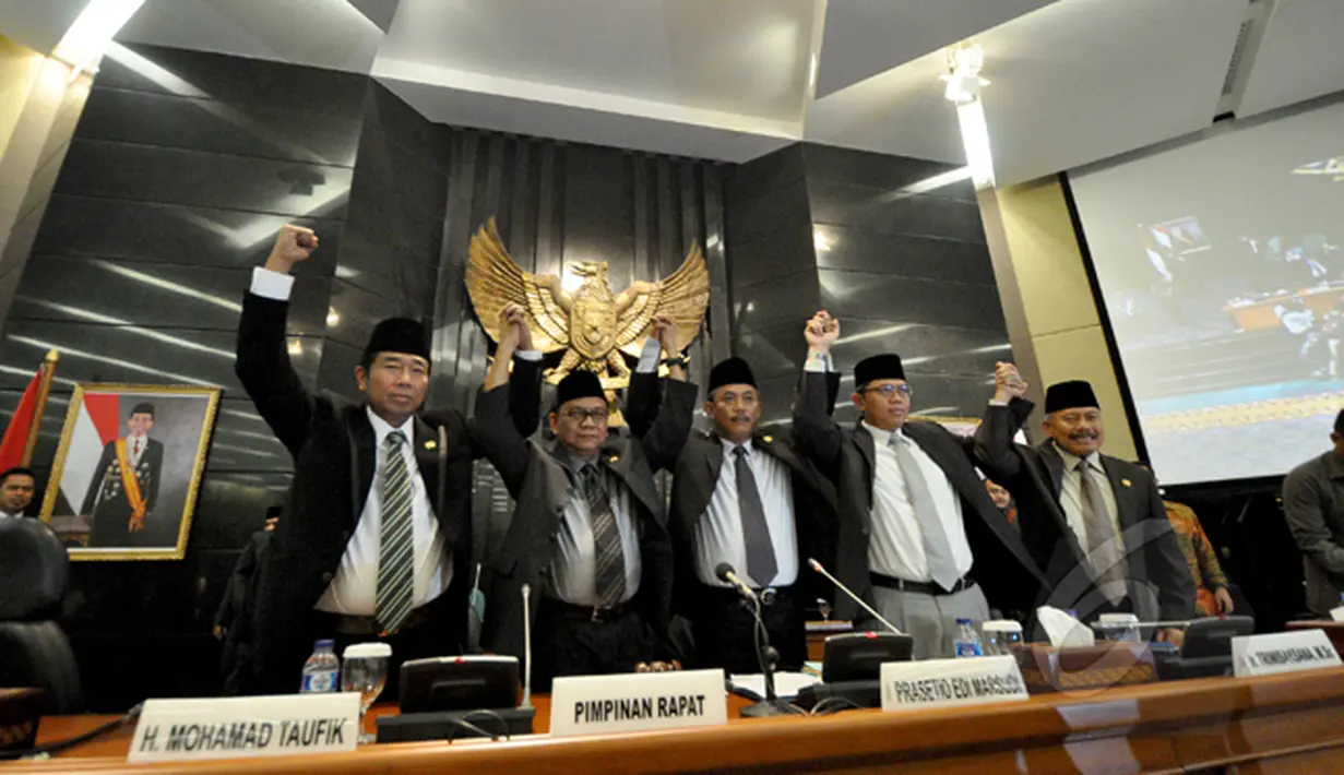 Pimpinan DPRD DKI melakukan salam komando usai sidang hak angket di Gedung DPRD DKI Jakarta, Kamis (26/2/2015). Sidang tersebut  untuk melakukan penyelidikan atas dugaan pelangggaran yang dilakukan Gubernur Basuki T Purnama. (Liputan6.com/Faizal Fanani)