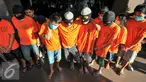 Polres Metro Jaksel berhasil meringkus 11 pelaku kejahatan diantaranya perampokan, Begal dan pencurian ATM dengan modus ganjal kartu, Jakarta, Jumat (10/6). Satu diantara pelaku dihadiahi timah panas karena melawan petugas. (Liputan6.com/Yoppy Renato)