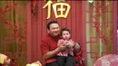 Ahok terlihat kompak dengan putra sulung dari pernikahannya bersama Puput, serasi dengan nuansa merah.