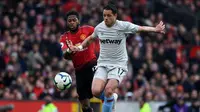 Duel antara Javier Chicharito dan Fred pada laga lanjutan Premier League yang berlangsung di Stadion Old Trafford, Minggu (14/4). Man United menang 2-1 atas West Ham. (AFP/Paul Ellis)