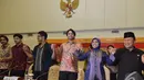 Para pemain Mahabaratha, Nurhayati Ali Assegaf dan Andi Ghalib saling berpegangan tangan usai melakukan dialog di DPR RI, Jakarta, Kamis (18/12/2014). (Liputan6.com/Andrian M Tunay)