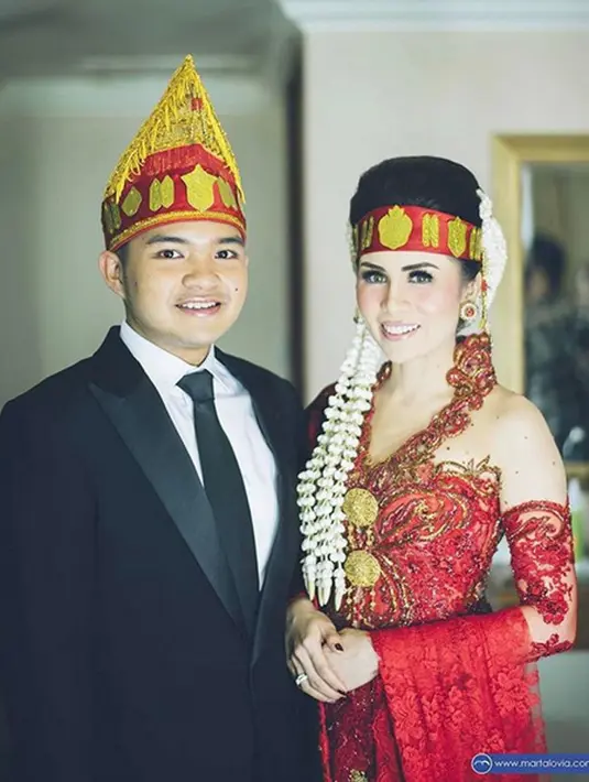 Kali ini, sebelum menggelar resepsi Momo dan Nicola terlebih dulu mengikuti serangkaian upacara adat Batak. Resepsi ketiganya kali ini digelar di hotel berbintang di Pekan Baru. (Instagram/nobelphotography)