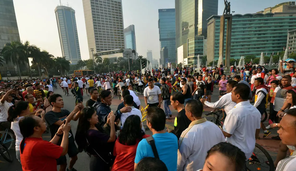 Presiden Jokowi terlihat disambut antusias warga Jakarta yang sedang menikmati Car Free Day di sekitar Monas hingga Bundaran HI, Minggu (2/11/2014). (Rumgapres/Agus Suparto)  