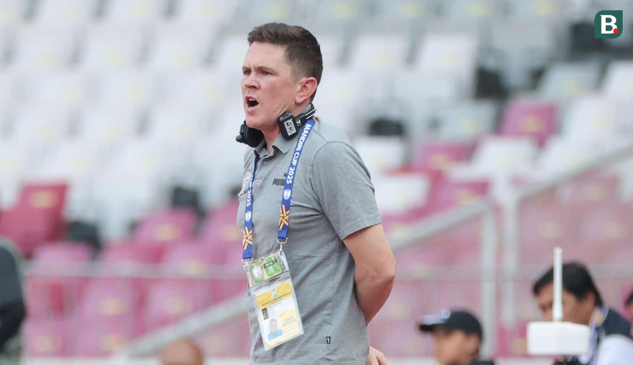 Pelatih Filipina U-23, Garrath James McPherson, mengamati permainan anak asuhnya saat melawan Timnas Vietnam U-23, di SUGBK, Jakarta, Jumat (25/7/2025). (Bola.com/Abdul Aziz)