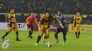 Penyerang Mitra Kukar, Rodrigo Ost Dos Santos (tengah) mencoba melewati Bek Persib, Hermawan saat laga Turnamen Piala Bhayangkara di Stadion Si Jalak Harupat, Soreang, Bandung, Kamis (17/3/2016). Laga berakhir imbang 1-1. (Liputan6.com/Helmi Fithriansyah)