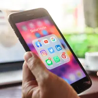 Hindari Kecanduan Media Sosial dengan Kenali Tanda-Tanda Kamu Harus Istirahat dari Media Sosial / copyright shutterstock