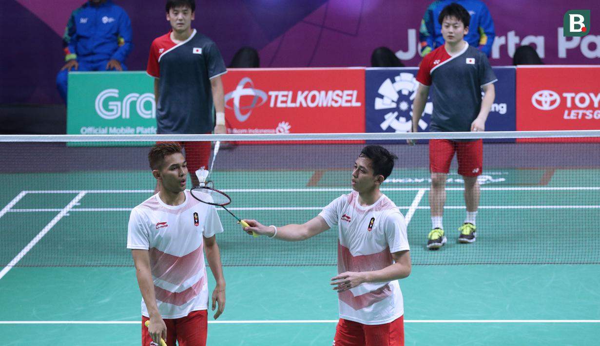 Pasangan Indonesia, Fajar Alfian/M Rian Ardianto, saat melawan wakil Jepang, Takuto Inoue/Yuki Kaneko, pada laga Asian Games di Istora, Jakarta, Selasa (21/8/2018). Fajar/Rian menang 21-10, 21-10. (Liputan6.com/Helmi Fithriansyah)