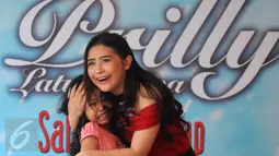 Prilly Latuconsina memeluk seorang penggemar saat perilisan album perdananya bertajuk Sahabat Hidup di  Lenteng Agung, Jakarta, Rabu (9/3). Album yang berisi sembilan lagu tersebut diproduseri oleh musisi Maia Estianty. (Liputan6.com/Herman Zakharia)