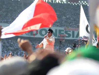 Calon Presiden nomor urut 02 Prabowo Subianto menyampaikan orasi politiknya dalam kampanye akbar Prabowo-Sandi di Stadion Utama Gelora Bung Karno (SUGBK), Jakarta, Minggu (7/4). Kampanye akbar Prabowo-Sandi diawali dengan salat tahajud dan salat subuh berjamaah. (Liputan6.com/Herman Zakharia)