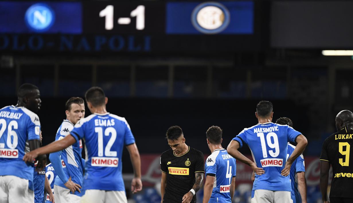 Striker Inter Milan, Lautaro Martinez, tertunduk lesu usai ditahan imbang Napoli pada laga Coppa Italia di San Paolo, Minggu (14/5/2020). Kedua tim bermain imbang 1-1. (AFP/Filippo Monteforte)