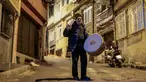 Penabuh gendang Turki, Hakan Ozbingol, memainkan gendang dan menyanyikan lagu-lagu tradisional di jalanan Istanbul, untuk membangunkan umat Muslim untuk sahur, yaitu makan malam Ramadan, pada 24 Februari 2026. Turki memiliki tradisi menabuh drum di jalan-jalan untuk membangunkan sahur sebelum memulai puasa di bulan suci Ramadan. (Yasin AKGUL/AFP)