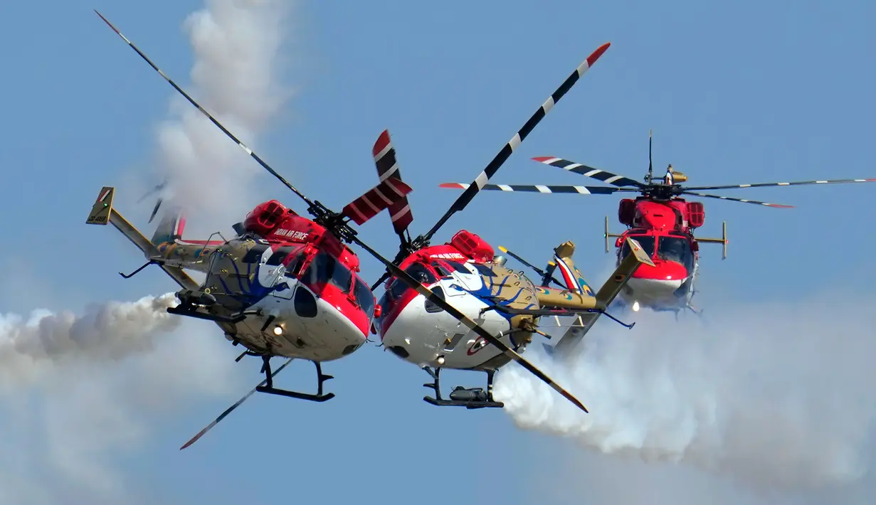 Tim aerobatik Angkatan Udara India, Sarang, melakukan manuver pada hari keempat Aero India 2023 di pangkalan udara Yelahanka, Bengaluru, India, 16 Februari 2023. Aero India adalah acara dua tahunan dengan demonstrasi terbang oleh tim stunt dan militer serta komersial paviliun tempat perusahaan penerbangan memamerkan produk dan teknologinya. (AP Photo/Aijaz Rahi)