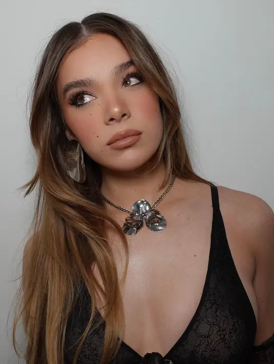 Gaun full renda tersebut merupakan garapan desainer asal London David Koma [instagram/haileesteinfeld]