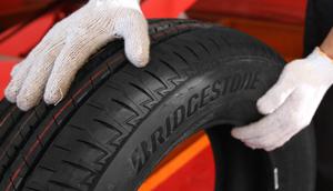 Ilustrasi pengecekan kondisi ban mobil. (dok. Bridgestone)