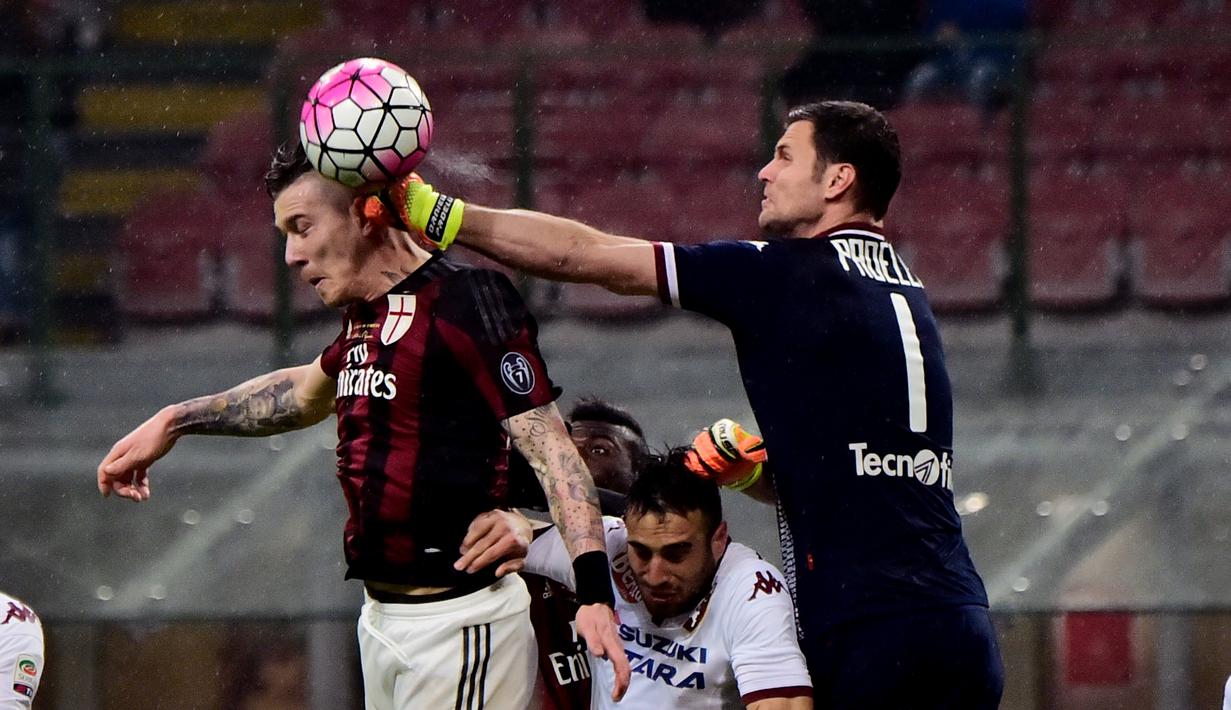 Gelandang AC Milan, Juraj Kucka (kiri) berebut bola dengan kiper Torino, Daniele Padelli, dalam laga Serie A Italia di Stadion San Siro, Milan, (27/2/2016). (AFP/Giuseppe Cacace)