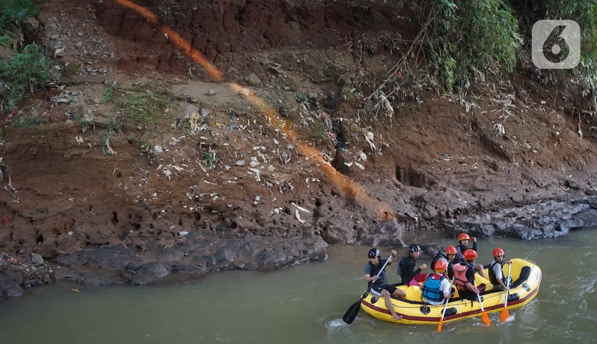 Anggota Federasi Arung Jeram Kota Depok (FAJI) berlatih di aliran Sungai Ciliwung, Depok, Jumat (26/6/2020). Latihan yang digelar tiga kali dalam seminggu itu diikuti atlet arung jeram Kota Depok serta anggota federasi lain yang menjadi calon atlet di masa depan. (Liputan6.com/Immanuel Antonius)