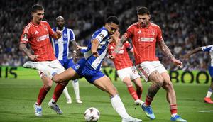 FC Porto dan Nottingham Forest harus puas bermain imbang 1-1 pada laga leg pertama perempat final Liga Europa musim ini di Estádio Do Dragao, Jumat (10/04/2026) dini hari WIB. (AFP/Miguel Riopa)