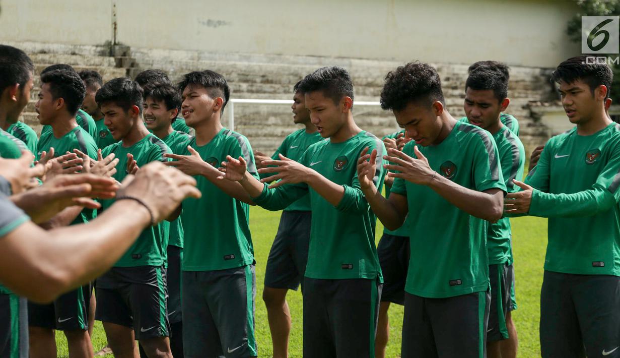 Timnas Indonesia U-19 melakukan pendinginan usai melakukan latihan di Stadion Padonmar, Yangon, Jumat (9/9). Jelang hadapi Vietnam, Timnas U-19 terus digenjot dalam transisi pemain dan tembakan jarak jauh. (Liputan6.com/Yoppy Renato)