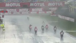 Balapan MotoGP Assen terpaksa dihentikan sementara pada lap ke-15 karena hujan deras yang mengguyur Sirkuit Assen, Belanda. (Bola.com/Twitter/Crash)
