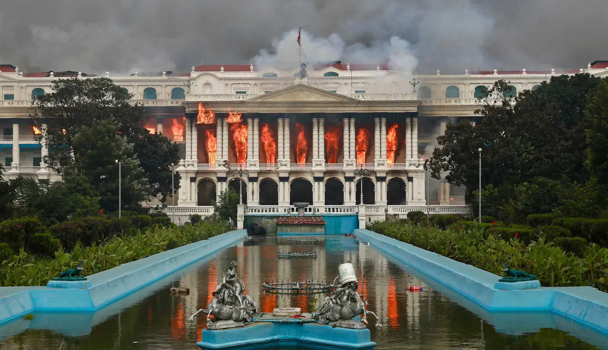 Di tengah memanasnya situasi, Perdana Menteri KP Sharma Oli mengumumkan pengunduran dirinya pada Selasa (9/9/2025). (Anup OJHA/AFP)