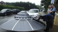 Pengendara 'wahana UFO' ditilang polisi di jalan raya. Foto : Ali Kemal Ali | Facebook 