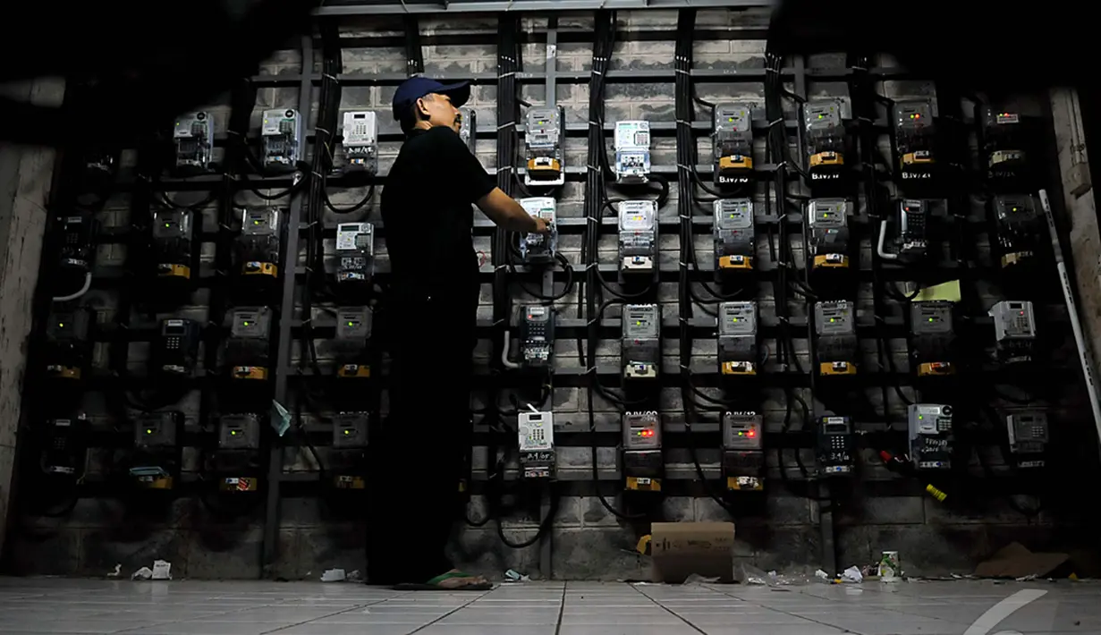 Petugas saat mengecek keadaan instalasi meteran listrik di Rusun Benhil, Jakarta, Jumat (9/1/2015). (Liputan6.com/Johan Tallo)