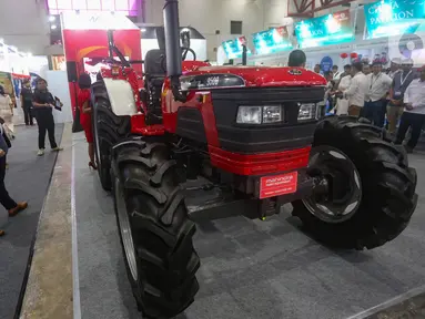 Pengunjung memperhatikan traktor Mahindra saat ajang Inagritech 2024 di JIExpo Kemayoran, Jakarta Pusat, Selasa (30/7/2024). (merdeka.com/Arie Basuki)