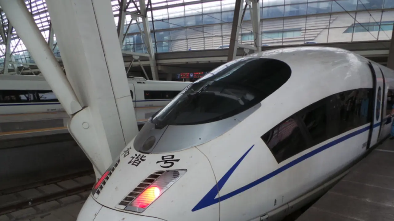 Meneropong Kecanggihan Kereta Super Cepat China. (Foto: Liputan6.com/Ilyas Istianur P)