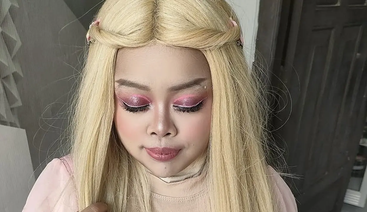 Untuk riasan wajah, Kekeyi tampil full makeup serba pink dari eyeshadow, bluson, hingga lipstiknya. Hingga bulu mata yang lentik. Bahkan tutorial makeup pun akan diperlihatkan melalui YouTubenya.  [Instagram/@rahmawatikekeyiputricantikka23]